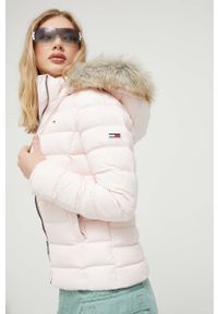 Tommy Jeans kurtka puchowa damska kolor różowy zimowa. Kolor: różowy. Materiał: futro, puch. Sezon: zima