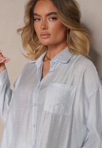 Renee - Jasnoniebieska Koszula Oversize w Klasycznym Stylu z Kieszonką Liozira. Okazja: na co dzień, na spotkanie biznesowe. Typ kołnierza: kołnierzyk klasyczny. Kolor: niebieski. Styl: klasyczny