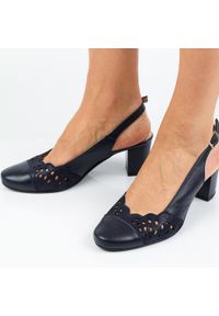 Granatowe skórzane ażurowe Polskie czółenka damskie bez pięty Gregors 913. Zapięcie: pasek. Kolor: niebieski. Materiał: skóra. Wzór: ażurowy. Sezon: wiosna, lato. Obcas: na obcasie. Styl: elegancki, klasyczny, wizytowy. Wysokość obcasa: średni #1