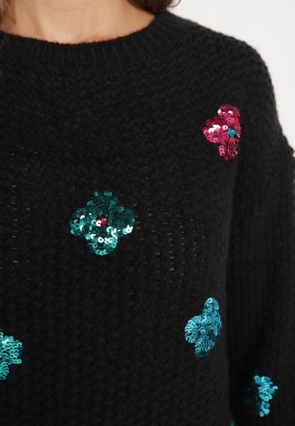 Born2be - Czarny Sweter z Tłoczonej Dzianiny z Wiskozą Zdobiony Cekinowymi Kwiatami Edamara. Okazja: na co dzień. Kolor: czarny. Materiał: dzianina, wiskoza. Długość rękawa: długi rękaw. Długość: długie. Wzór: aplikacja, kwiaty. Styl: wizytowy, klasyczny, casual