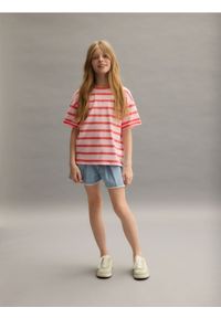Reserved - Wzorzysty t-shirt z haftem - pastelowy róż. Kolor: różowy. Materiał: bawełna. Wzór: haft