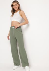 Born2be - Ciemnozielone Spodnie Szerokie z Gumką w Pasie z Ozdobnym Łańcuszkiem Istaria. Okazja: na co dzień. Kolor: zielony. Styl: casual #4