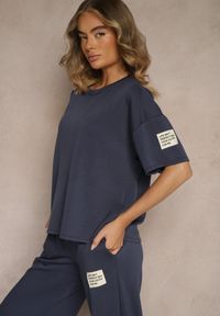 Renee - Granatowy Komplet Dresowy z Wiskozą T-shirt i Joggery Zdobione Naszywkami Idareia. Kolor: niebieski. Materiał: wiskoza, dresówka. Wzór: aplikacja