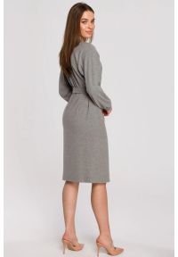 Sukienki.shop - Sukienka dzianinowa kopertowa bawełniana z wiązaniem szara. Okazja: do pracy. Kolor: szary. Materiał: dzianina, bawełna. Typ sukienki: kopertowe #2