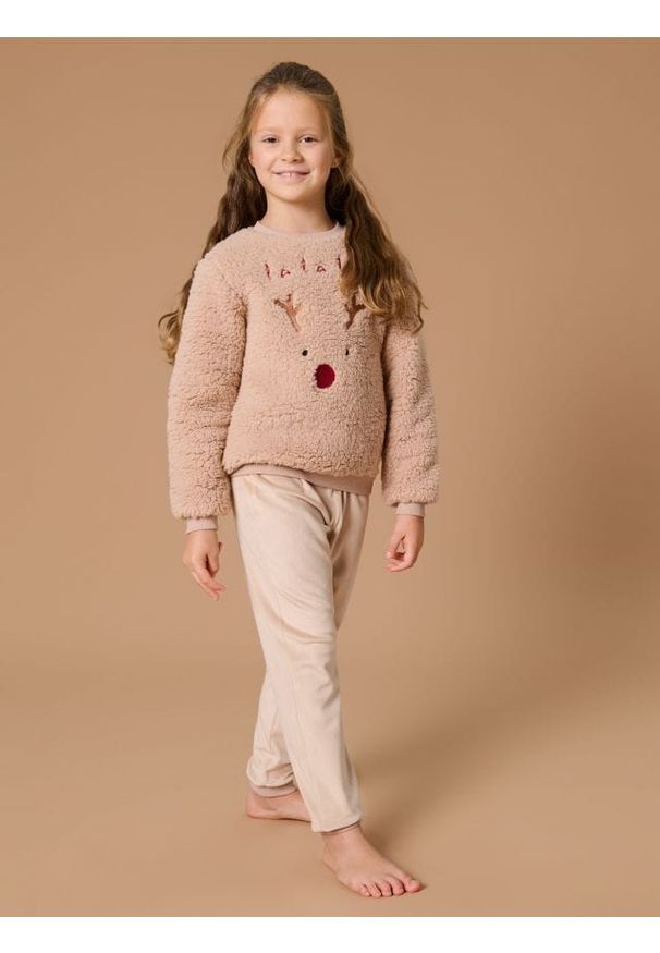 Sinsay - Puszysta świąteczna piżama z reniferem - beżowy. Kolekcja: plus size. Kolor: beżowy. Materiał: welur, tkanina. Długość: długie. Styl: wizytowy