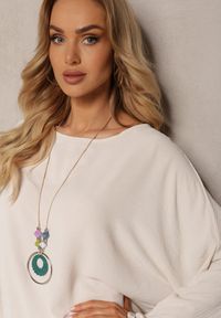 Renee - Beżowa Bluzka o Fasonie Nietoperza z Naszyjnikiem Kenola. Kolor: beżowy. Styl: elegancki