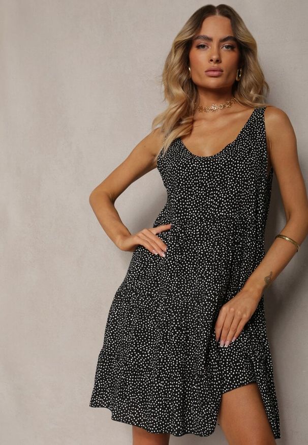 Renee - Czarna Sukienka z Bawełny o Rozkloszowanym Kroju z Falbanami Tessamay. Okazja: na co dzień. Kolor: czarny. Materiał: bawełna. Typ sukienki: rozkloszowane. Styl: casual