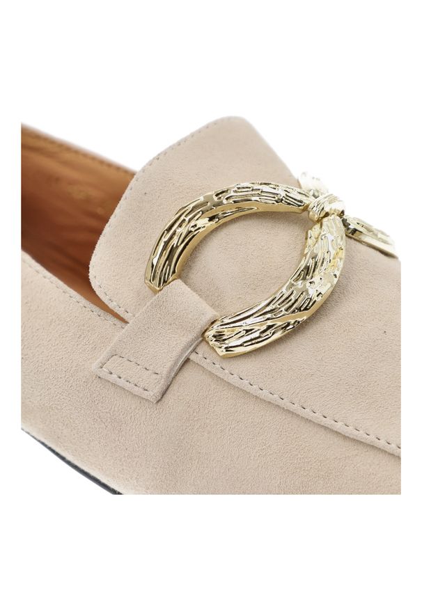 Półbuty damskie S.Barski D&A, cholewka skóra naturalna zamszowa wsuwany fason metalowa ozdoba na przodzie niski obcas kwadratowy nosek, beżowe, CR61-. Okazja: na spotkanie biznesowe, na co dzień. Kolor: beżowy. Materiał: skóra, zamsz. Szerokość cholewki: normalna. Wzór: aplikacja. Obcas: na obcasie. Styl: elegancki, biznesowy, klasyczny, casual. Wysokość obcasa: niski