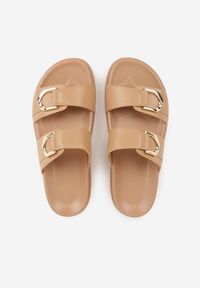 Renee - Ciemnobeżowe Klapki z Metalicznymi Klamrami Eudare. Kolor: beżowy. Sezon: lato. Styl: elegancki #8