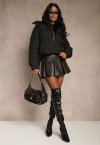 Renee - Czarna Kurtka Puffer z Pikowanymi Przeszyciami i Odpinanym Kapturem Gallerea. Okazja: na spacer, na co dzień. Kolor: czarny. Materiał: zamsz, poliester, jeans, dzianina. Styl: casual, sportowy #2