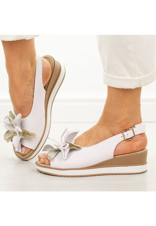 Białe skórzane sandały damskie na koturnie S.Barski 5988. Okazja: na co dzień. Zapięcie: pasek. Kolor: biały. Materiał: skóra. Wzór: aplikacja, kwiaty. Sezon: wiosna, lato. Obcas: na koturnie. Styl: casual