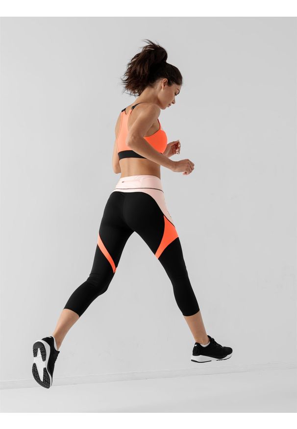 4f - Legginsy do biegania 7/8 szybkoschnące damskie. Stan: podwyższony. Kolor: czarny. Materiał: dzianina, materiał, włókno, jersey. Wzór: nadruk. Sport: bieganie