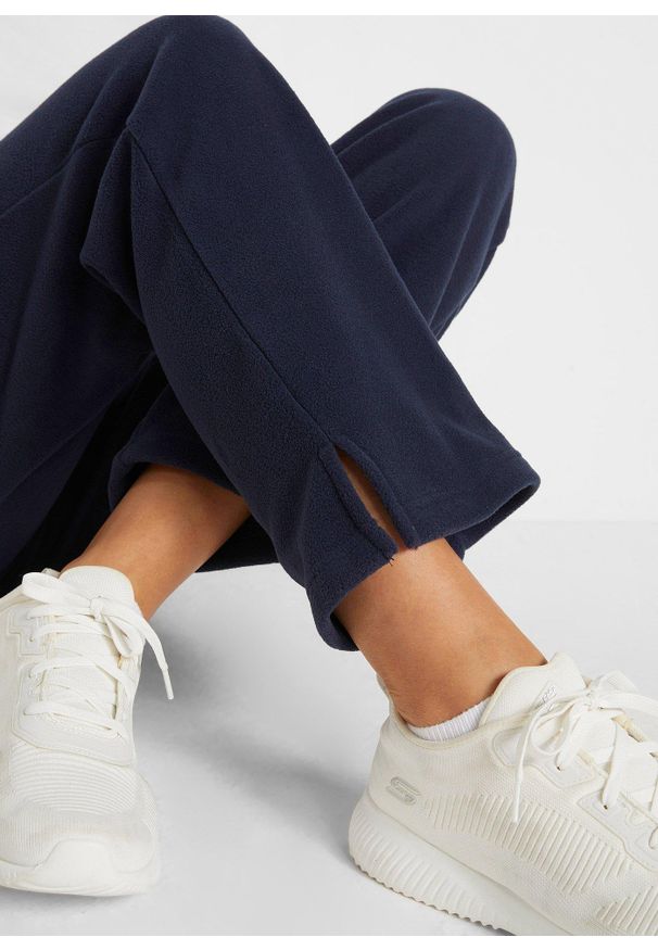 bonprix - Polarowe spodnie z elastyczną gumką w talii. Okazja: na co dzień. Kolor: niebieski. Materiał: polar. Styl: casual