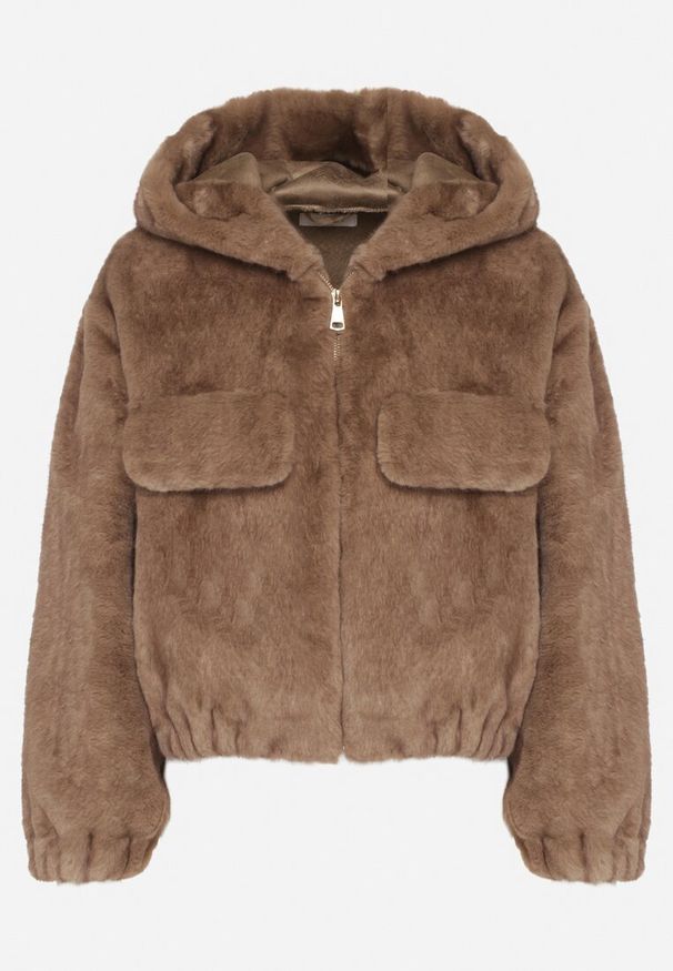 Born2be - Jasnobrązowa Futrzana Kurtka Bomberka z Kapturem i Ozdobną Imitacją Kieszeni Awedalia. Okazja: na co dzień. Typ kołnierza: kaptur. Kolor: brązowy. Materiał: futro. Wzór: aplikacja. Styl: elegancki, klasyczny, casual