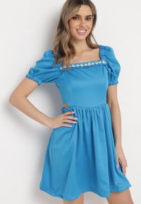 Born2be - Niebieska Sukienka Mini Rozkloszowana z Dekoltem Ozdobionym Cyrkoniami i Wycięciami po Bokach Delphira. Kolor: niebieski. Wzór: aplikacja. Typ sukienki: rozkloszowane. Długość: mini #3