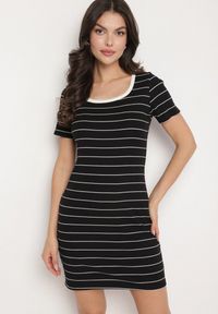 Born2be - Czarna Bawełniana Sukienka w Paski o Dopasowanym Kroju Tiamirene. Okazja: na co dzień. Kolor: czarny. Materiał: bawełna. Wzór: paski. Typ sukienki: proste. Styl: casual, klasyczny #6