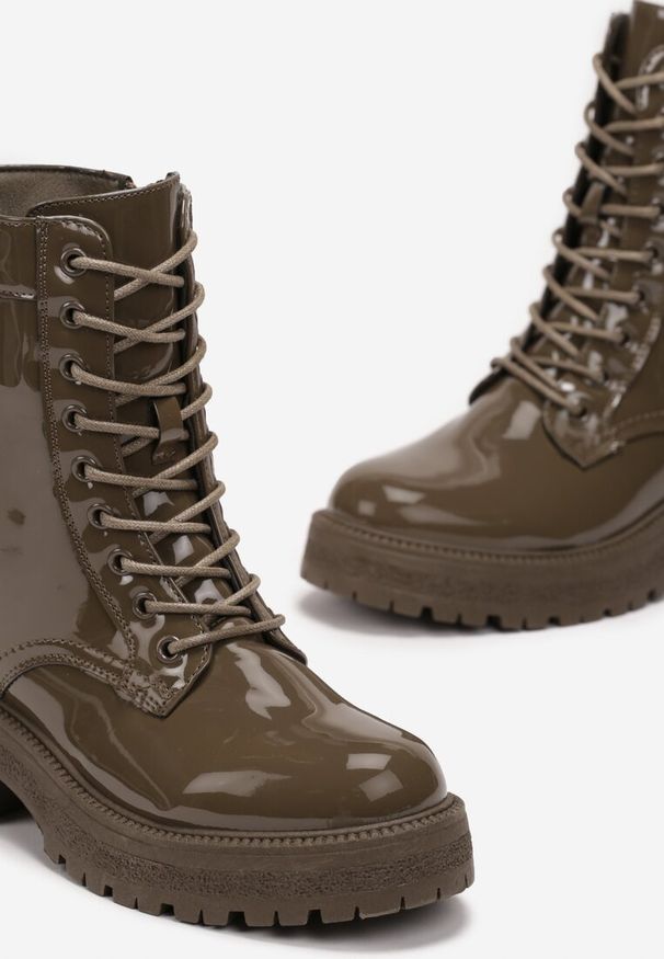 Renee - Zielone Botki Workery z Lakierowaną Cholewką Nouria. Kolor: zielony. Materiał: lakier. Szerokość cholewki: normalna. Obcas: na obcasie. Styl: elegancki. Wysokość obcasa: średni
