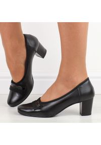 Czarne skórzane Polskie czółenka damskie na słupku Gregors 937. Okazja: na co dzień. Kolor: czarny. Materiał: skóra. Szerokość cholewki: normalna. Styl: casual, elegancki, klasyczny #1