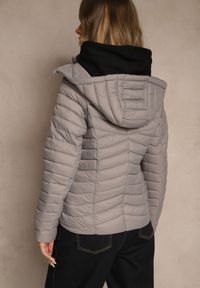 Renee - Szara Przejściowa Kurtka z Pikowanymi Przeszyciami i Kapturem Suritte. Okazja: na co dzień, na spacer. Kolor: szary. Materiał: jeans, dzianina. Styl: klasyczny, casual #5