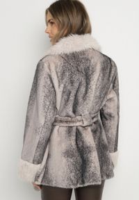 Born2be - Beżowa Kurtka Futerko z Wiązanym Paskiem Ozdobnymi Mankietami i Kołnierzem Coellame. Okazja: na co dzień. Kolor: beżowy. Materiał: futro. Styl: klasyczny, casual, elegancki #4