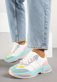 Renee - Biało-Zielone Sneakersy w Streetwearowym Stylu z Ozdobnymi Przeszyciami Isallena. Okazja: na co dzień. Kolor: biały. Materiał: jeans. Obcas: na płaskiej podeszwie