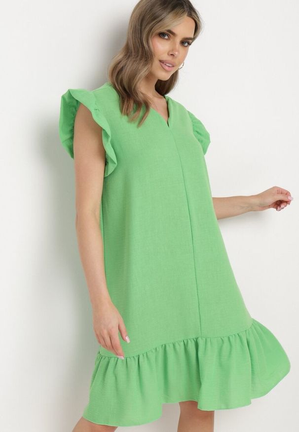 Born2be - Jasnozielona Rozkloszowana Sukienka z Falbanką na Dole i przy Rękawach Biojara. Okazja: na co dzień. Typ kołnierza: kołnierz z falbankami. Kolor: zielony. Długość rękawa: krótki rękaw. Typ sukienki: proste. Styl: casual