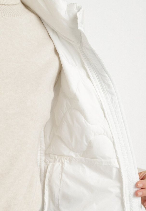 Born2be - Biała Kamizelka z Odpinanym Kapturem Ozdobiona Pikowaniem Cirisse. Okazja: na co dzień, na spacer. Kolor: biały. Materiał: jeans. Wzór: aplikacja. Styl: elegancki, klasyczny, casual