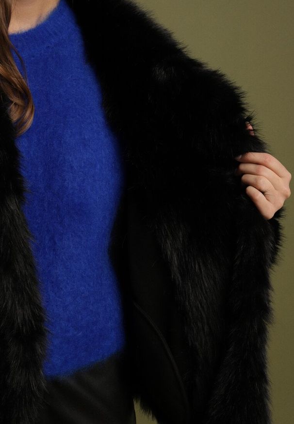 Born2be - Czarna Dwurzędowa Kurtka Futerko o Fasonie Oversize Asinella. Okazja: na co dzień, na spacer, na randkę. Kolor: czarny. Materiał: futro. Styl: casual
