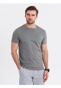 Ombre Clothing - Bawełniany męski t-shirt z zieloną naszywką na piersi – szary V1. Kolor: szary. Materiał: bawełna. Wzór: aplikacja. Styl: klasyczny, sportowy
