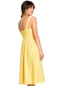 Be Active - Letnia lniana sukienka na ramiączkach żółta z dużymi kieszeniami. Okazja: na spacer, na co dzień. Kolor: żółty. Materiał: len. Długość rękawa: na ramiączkach. Sezon: lato. Styl: casual #2