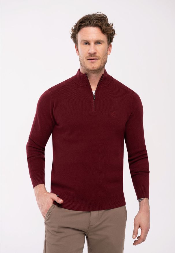 Volcano - Sweter ze stójką S-JOIN. Typ kołnierza: kołnierzyk stójkowy. Kolekcja: plus size. Kolor: czerwony. Materiał: poliester, skóra, poliamid, nylon, wiskoza, włókno. Styl: klasyczny