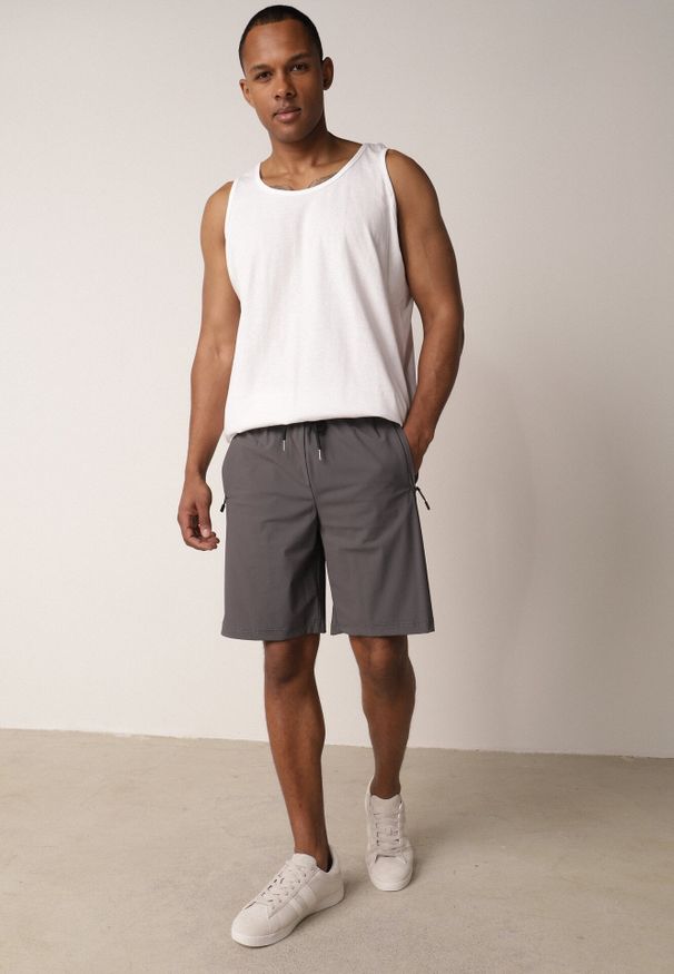 Born2be - Szare Szorty w Sportowym Stylu ze Sznurkami i Zasuwanymi Kieszeniami Abateia. Okazja: na co dzień. Kolor: szary. Materiał: materiał. Wzór: napisy. Sezon: lato. Styl: sportowy