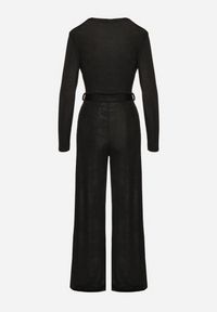 Born2be - Czarny Kopertowy Kombinezon z Wiskozą Zdobiony Wiązanym Paskiem Nalissa. Okazja: na co dzień. Kolor: czarny. Materiał: wiskoza. Długość: długie. Wzór: aplikacja. Styl: elegancki, casual #6