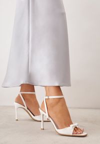 Renee - Białe Sandały VICES na Szpilce Zdobione Kokardą i Aplikacją z Cyrkoniami Sireilora. Zapięcie: pasek. Kolor: biały. Materiał: satyna. Wzór: aplikacja. Obcas: na szpilce. Styl: glamour #1