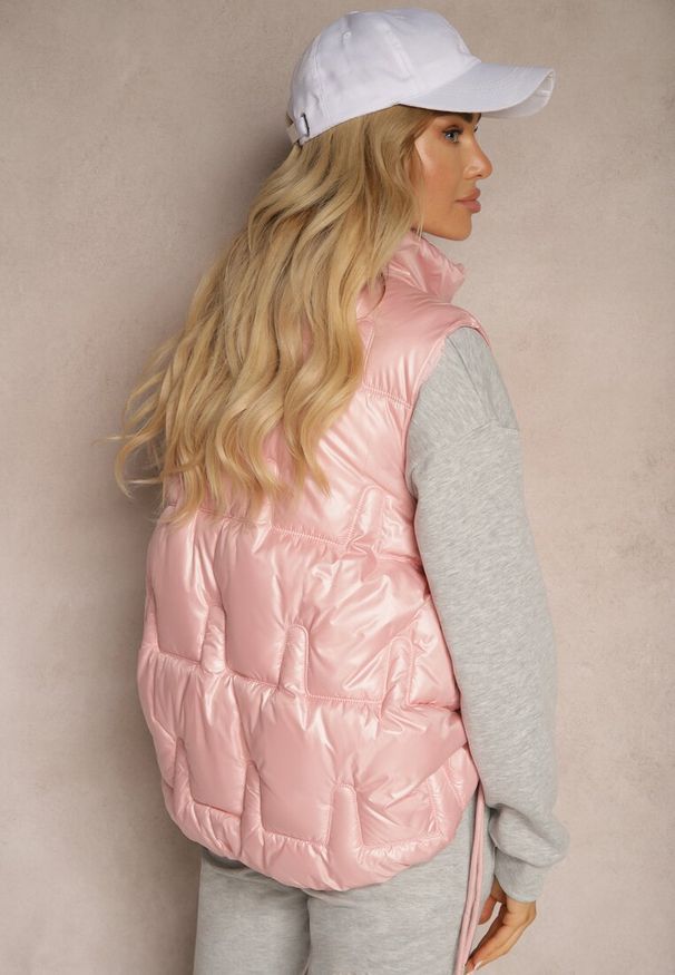 Renee - Różowa Kamizelka Ozdobnie Pikowana z Wysokim Kołnierzem Stójką Irisana. Typ kołnierza: kołnierzyk stójkowy. Kolor: różowy. Materiał: bawełna, jeans