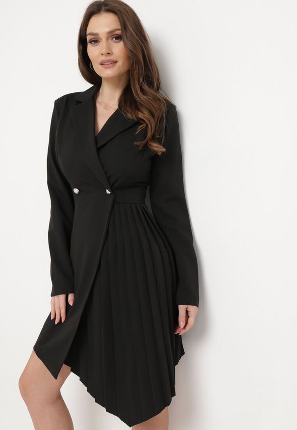 Born2be - Czarna Rozkloszowana Sukienka Mini z Kopertową Górą i Plisami na Dole Lontasa. Kolor: czarny. Typ sukienki: kopertowe. Styl: elegancki. Długość: mini