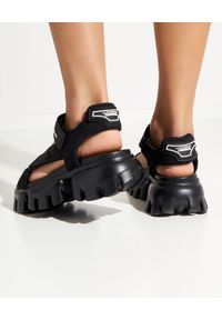 prada - PRADA - Czarne sandały na platformie. Zapięcie: rzepy. Kolor: czarny. Materiał: guma, tkanina. Wzór: paski. Obcas: na platformie #2
