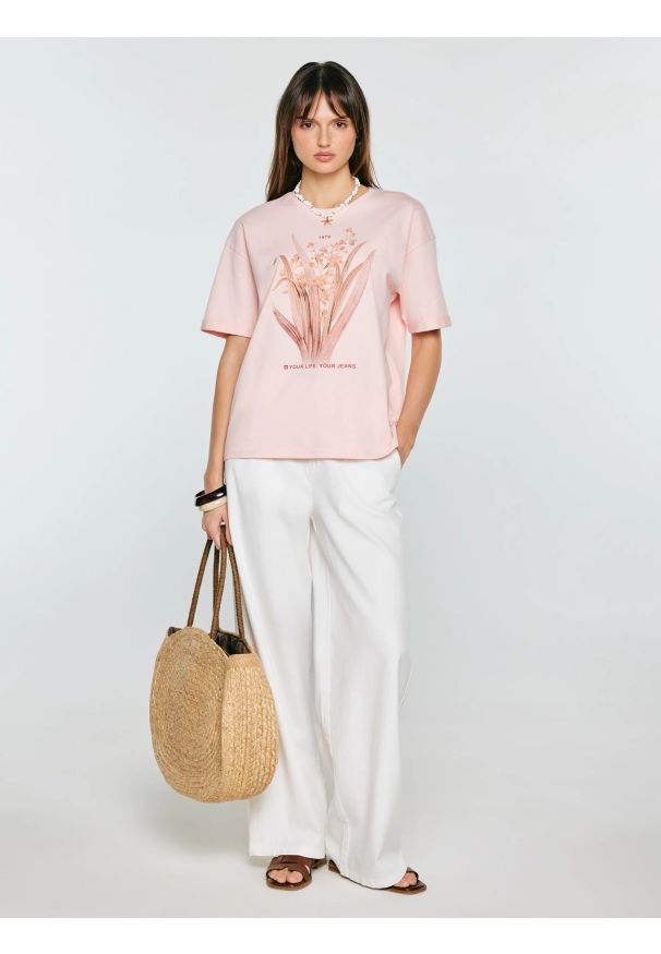 Big-Star - Koszulka damska z nadrukiem jasnoróżowa Lika 600. Kolor: różowy. Materiał: materiał, dzianina. Długość rękawa: krótki rękaw. Wzór: nadruk. Sezon: wiosna, lato. Styl: elegancki