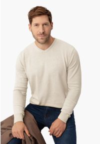 Volcano - Sweter z dekoltem w serek S-STIG. Typ kołnierza: dekolt w serek. Kolor: kremowy. Materiał: bawełna, dzianina. Wzór: ze splotem, aplikacja, haft, jednolity. Styl: klasyczny #1