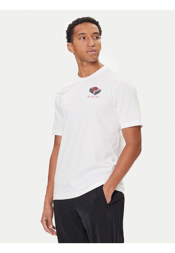 Adidas - adidas T-Shirt 3-Stripes Lights Giftbox Graphic JV8439 Biały Regular Fit. Kolor: biały. Materiał: bawełna