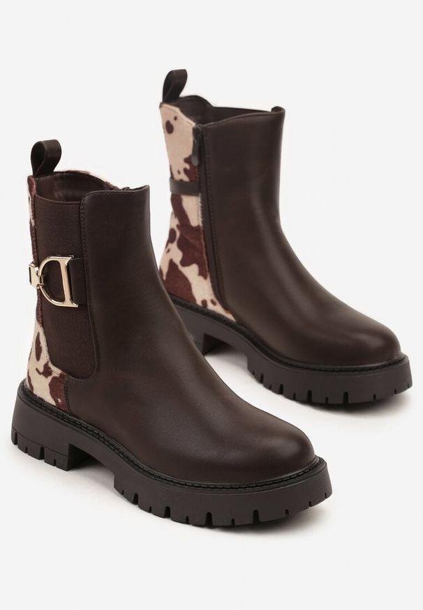 Renee - Brązowe Klasyczne Botki Sztyblety w Krowie Łaty Zdobione Metaliczną Aplikacją Laore. Okazja: na co dzień. Kolor: brązowy. Materiał: jeans. Wzór: aplikacja. Styl: klasyczny