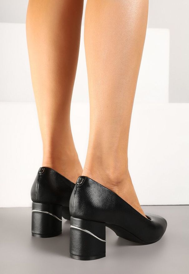 Born2be - Czarne Czółenka Peep Toe z Ozdobnym Słupkiem Talmio. Okazja: na spotkanie biznesowe, do pracy. Nosek buta: otwarty. Kolor: czarny. Obcas: na słupku. Styl: biznesowy, klasyczny, elegancki