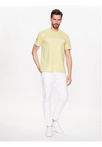 Calvin Klein T-Shirt Front Logo K10K103078 Żółty Regular Fit. Kolor: żółty. Materiał: bawełna