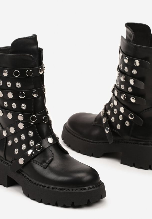 Born2be - Czarne Botki Workery na Płaskiej Podeszwie z Nitami i Paskami Zerista. Okazja: na co dzień. Zapięcie: pasek. Kolor: czarny. Materiał: jeans, skóra. Obcas: na płaskiej podeszwie. Styl: casual, elegancki, rockowy