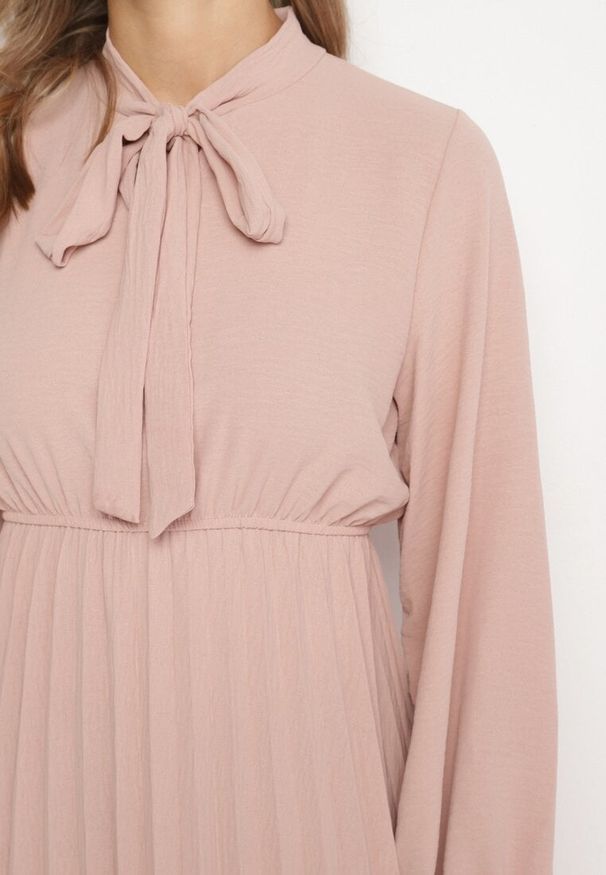 Born2be - Różowa Plisowana Sukienka z Ozdobnym Wiązaniem i Gumką w Talii Melondria. Okazja: na spotkanie biznesowe, na imprezę. Kolor: różowy. Długość rękawa: długi rękaw. Sezon: lato. Styl: biznesowy