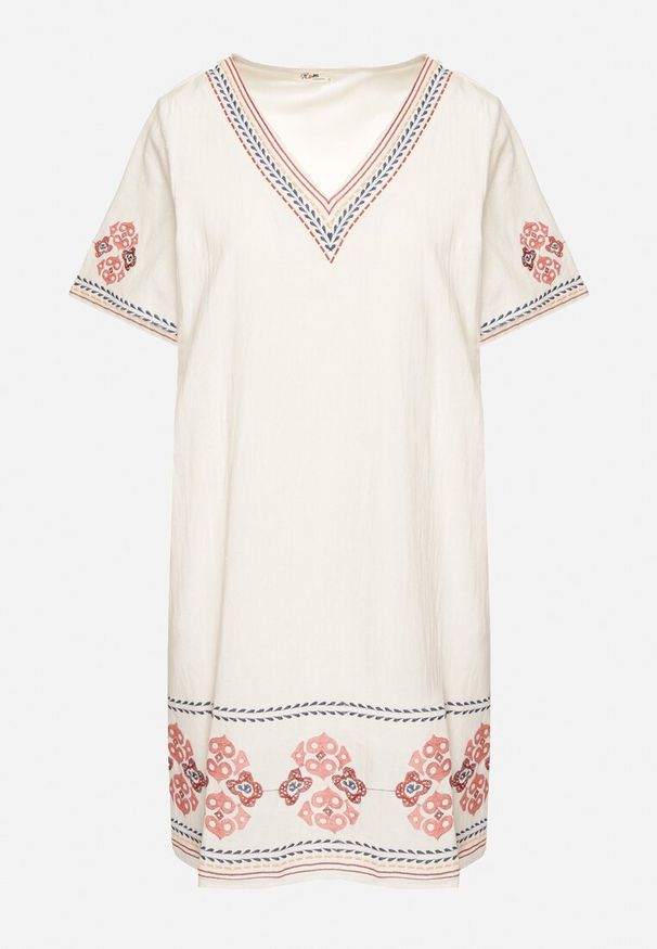 Born2be - Czerwona Sukienka Bawełniana o Pudełkowym Fasonie Ozdobiona Haftami Tirkio. Okazja: na co dzień. Typ kołnierza: dekolt w kształcie V. Kolor: czerwony. Materiał: bawełna. Wzór: haft, aplikacja. Styl: casual, elegancki