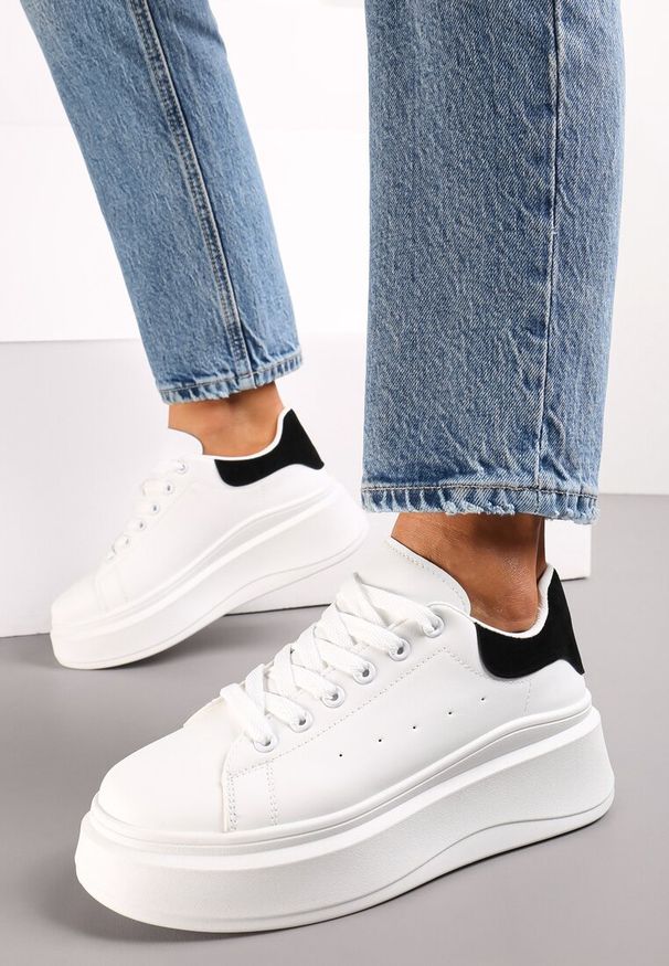 Renee - Białe Sznurowane Sneakersy na Platformie z Aplikacją przy Sznurówkach Khirlie. Kolor: biały. Wzór: aplikacja. Obcas: na platformie