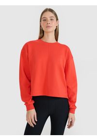 4f - Bluza dresowa oversize nierozpinana bez kaptura damska - czerwona. Okazja: na co dzień. Typ kołnierza: bez kaptura. Kolor: czerwony. Materiał: dresówka. Wzór: gładki, ze splotem. Styl: sportowy, casual #1