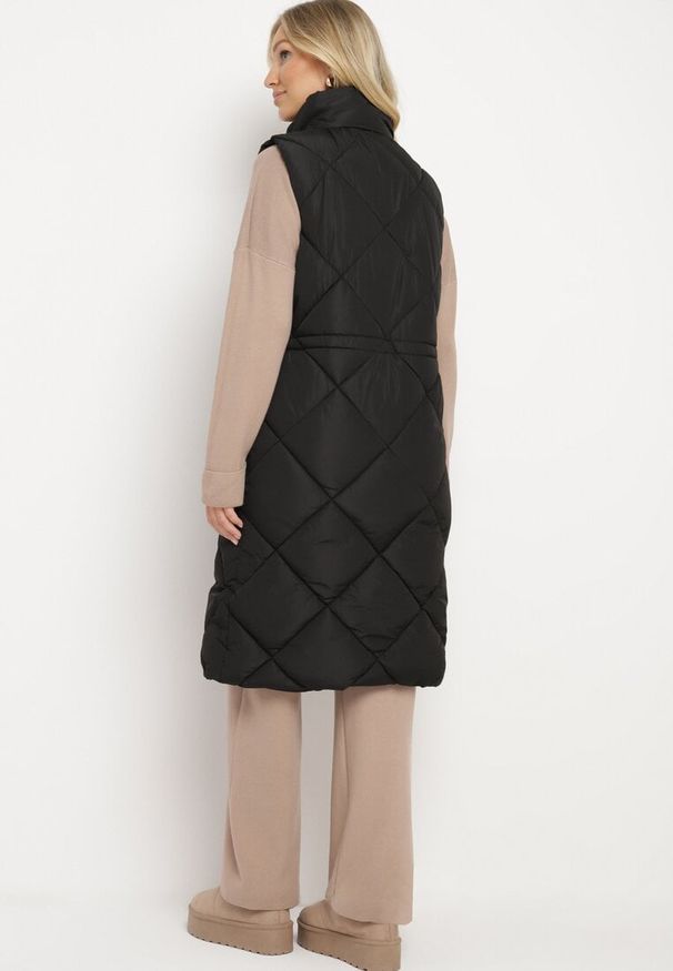 Born2be - Czarna Pikowana Kamizelka o Długim Kroju ze Stójką i Kieszeniami Avatheia. Okazja: na co dzień. Typ kołnierza: kołnierzyk stójkowy. Kolor: czarny. Materiał: jeans. Długość: długie. Wzór: aplikacja. Styl: casual, elegancki, klasyczny