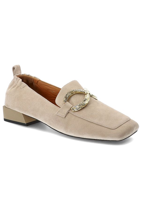 Półbuty damskie S.Barski D&A, cholewka skóra naturalna zamszowa wsuwany fason metalowa ozdoba na przodzie niski obcas kwadratowy nosek, beżowe, CR61-. Okazja: na co dzień, na spotkanie biznesowe. Kolor: beżowy. Materiał: zamsz, skóra. Szerokość cholewki: normalna. Wzór: aplikacja. Obcas: na obcasie. Styl: casual, biznesowy, elegancki, klasyczny. Wysokość obcasa: niski